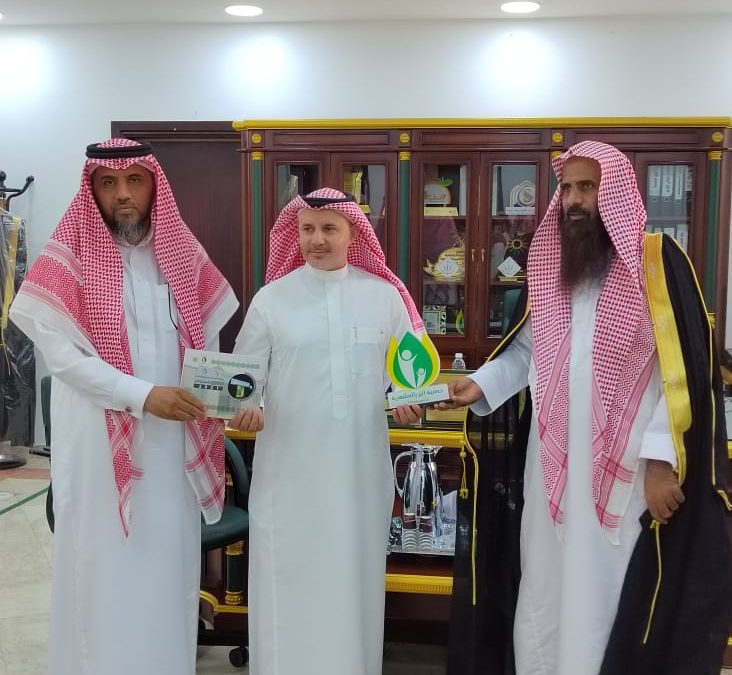 مدير عام فرع الوزارة يستقبل منسوبي جمعية البر الخيرية بالمشعلية لتهنئته بمناسبة تعيينه ، ويتسلم تقرير الجمعية السنوي لعام 2021 م