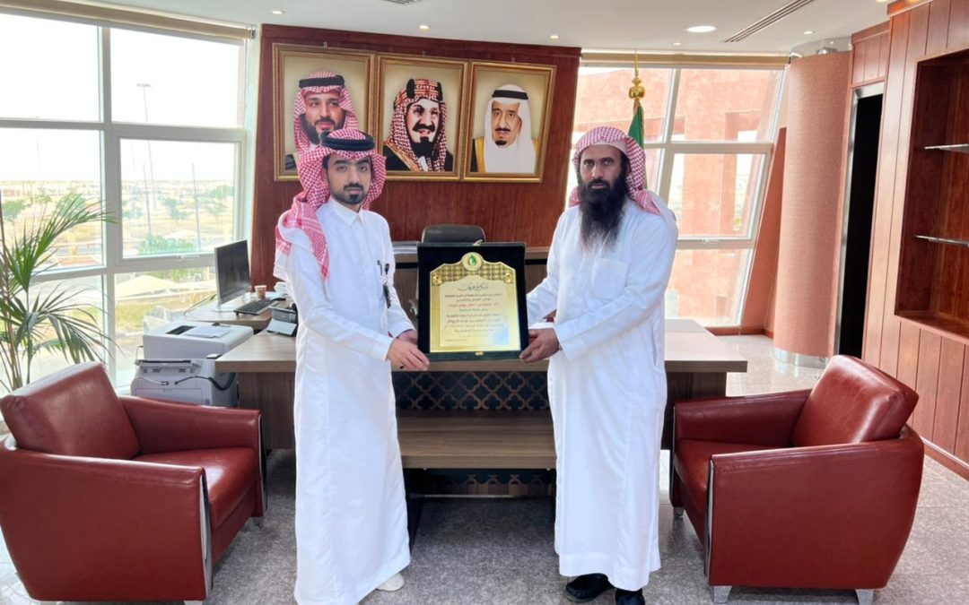 رئيس مجلس إدارة جمعية البر الخيرية بالمشعلية يسلم رئيس بلدية الحصينية التقرير السنوي للجمعية